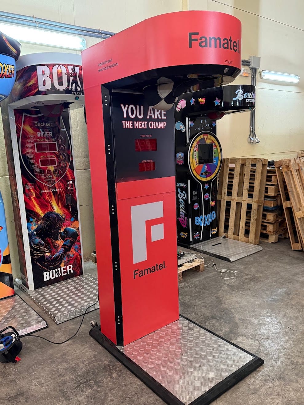 Máquina de boxeo personalizada con la imagen de Famatel