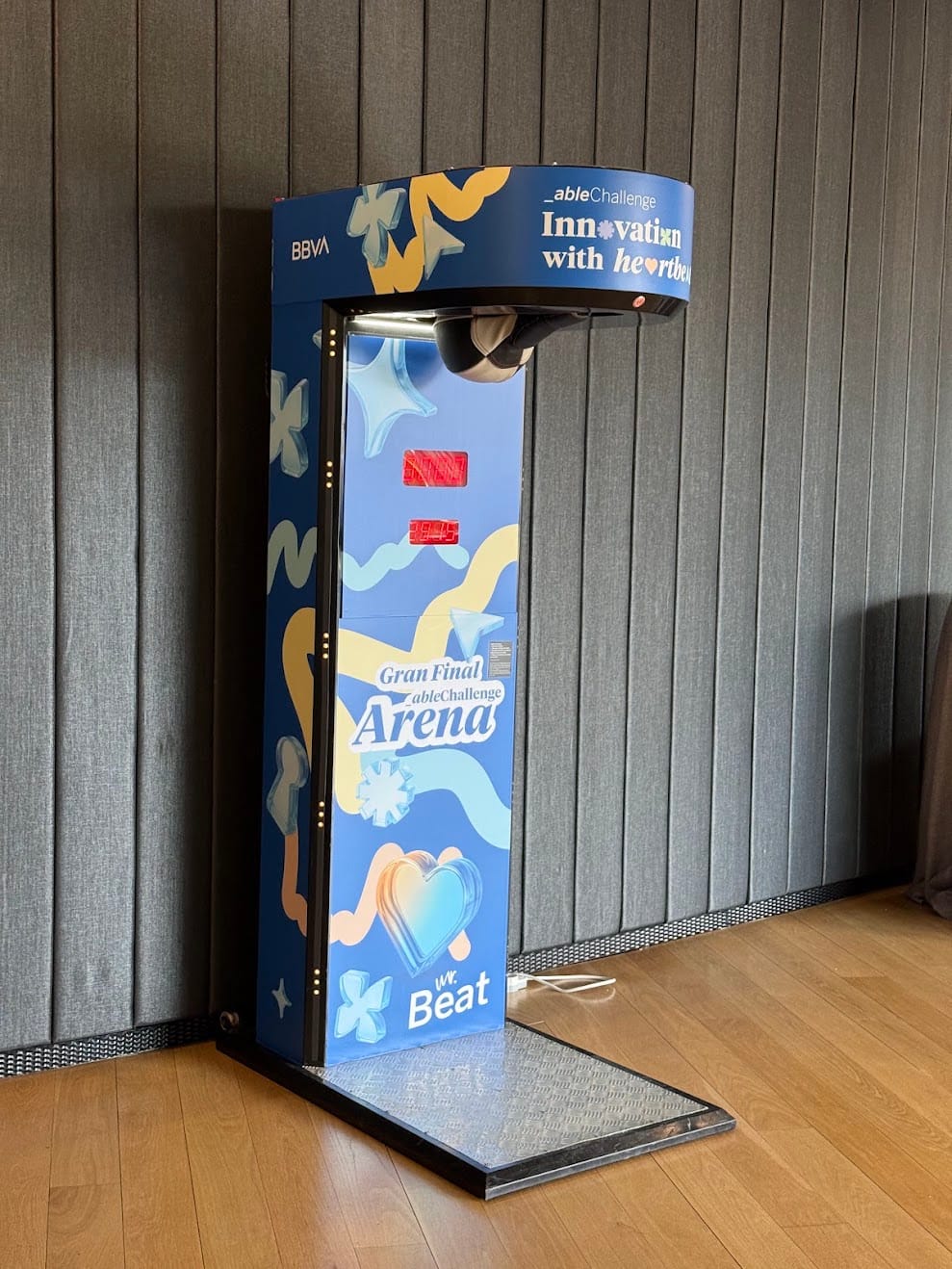 Máquina de boxeo personalizada con la imagen de BBVA