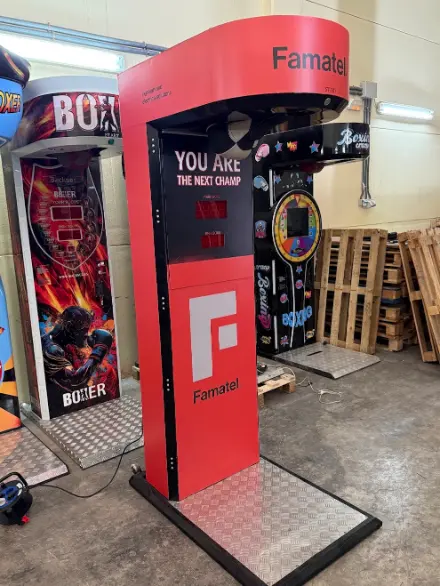 Machine de boxe personnalisée aux couleurs de Famatel